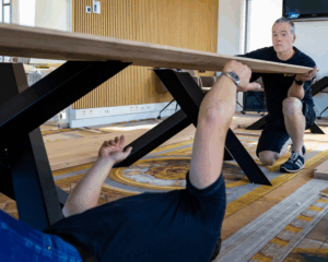 Eikenhouten vergadertafel monteren | Kantoormeubelen Nederland