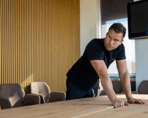 Maatwerk eikenhouten tafel | Kantoormeubelen Nederland