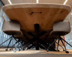 Massief eikenhouten vergadertafel op maat | Kantoormeubelen Nederland