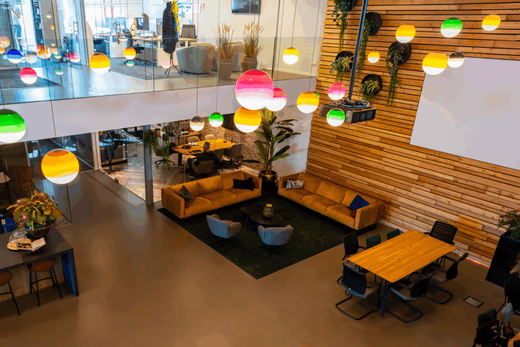 Projectinrichting Wits kantoor | Kantoormeubelen Nederland