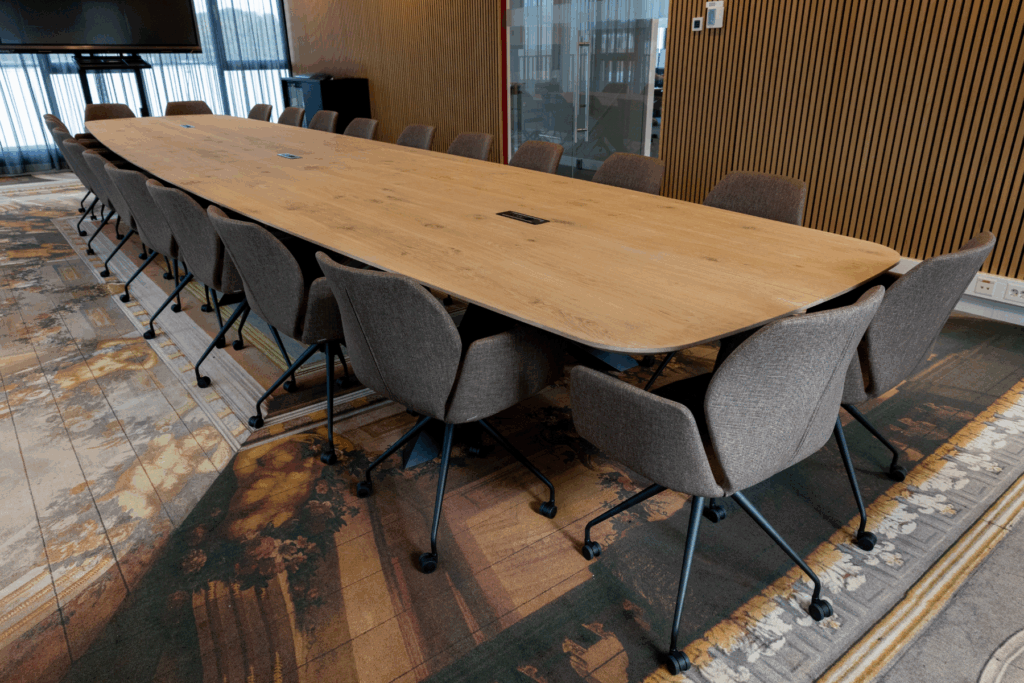 Projectinrichting vergadertafel massief eikenhout