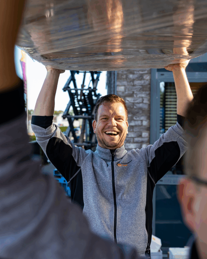 bezorging met rob bij kantoormeubelen nederland | Kantoormeubelen Nederland