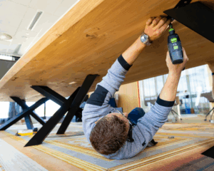 montage van eikenhouten vergadertafel | Kantoormeubelen Nederland