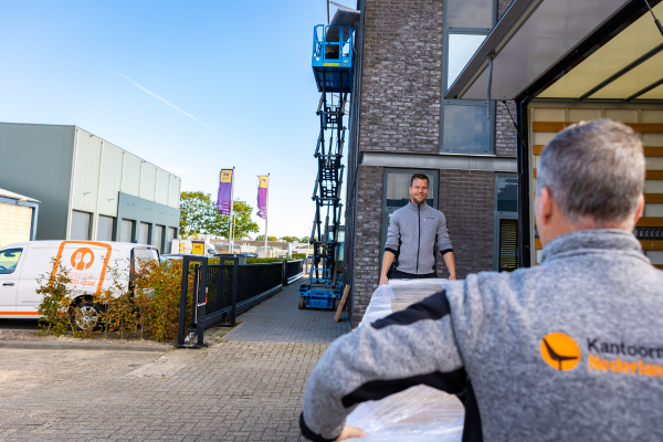 monteren op locatie 1 | Kantoormeubelen Nederland